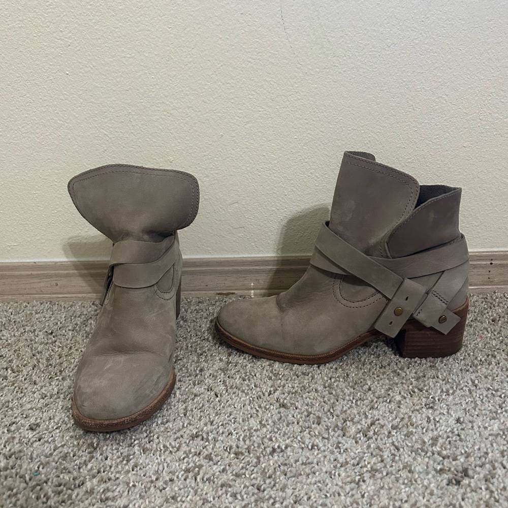 UGG Elora Sahara Leather Ankle Boot Taupe Suede Booties Women's Size 7 Outdoor